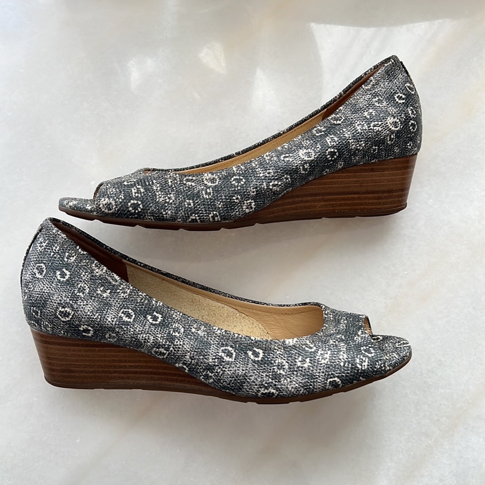 EUC Cole Haan peep-toe wedge shoes size 6